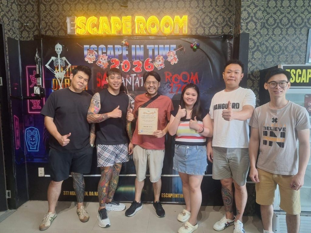 Đội First Motoring chụp ảnh với chứng nhận chiến thắng Room 1704 tại Escape In Time